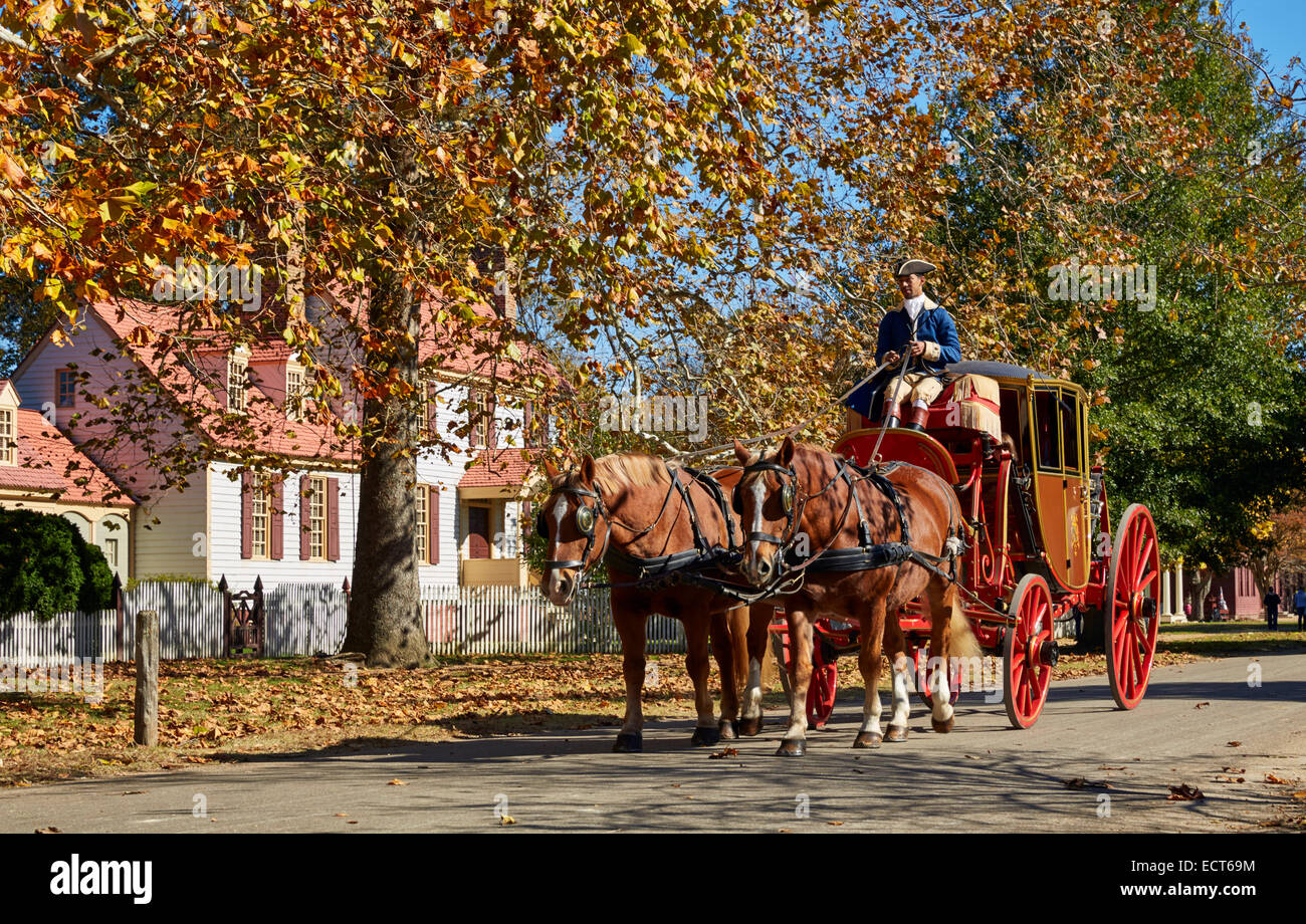 Carrozza a cavalli passando St George Tucker House su Nicholson Street. Colonial Williamsburg, Virginia, Stati Uniti d'America. Foto Stock