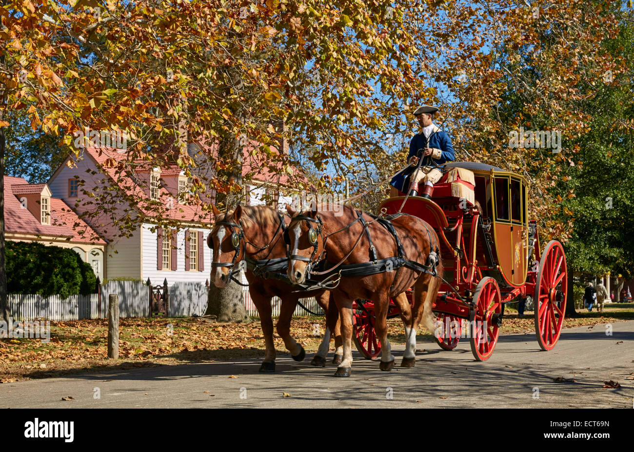 Carrozza a cavalli passando St George Tucker House su Nicholson Street. Colonial Williamsburg, Virginia, Stati Uniti d'America. Foto Stock