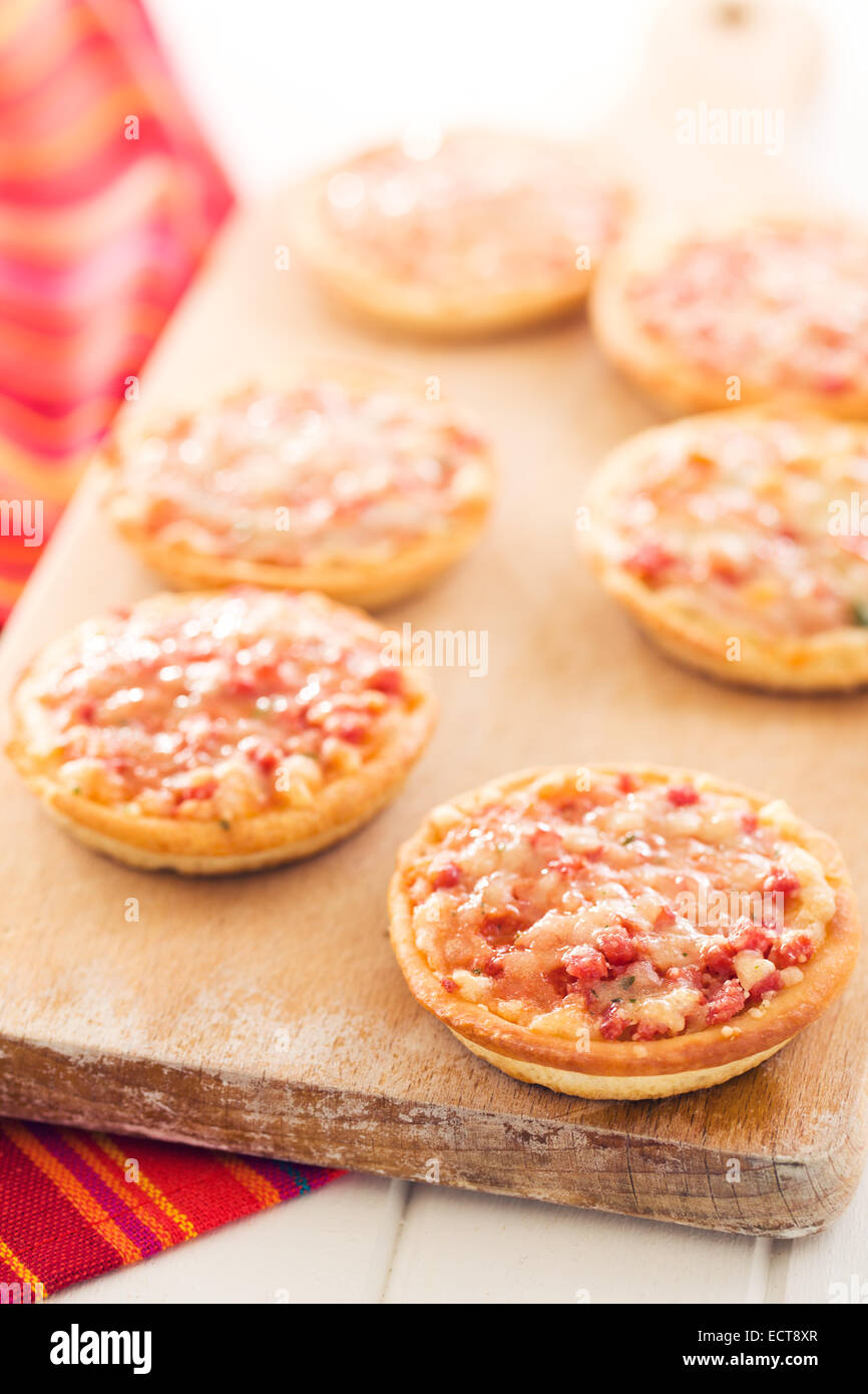 Il mini pizza sul tagliere Foto Stock