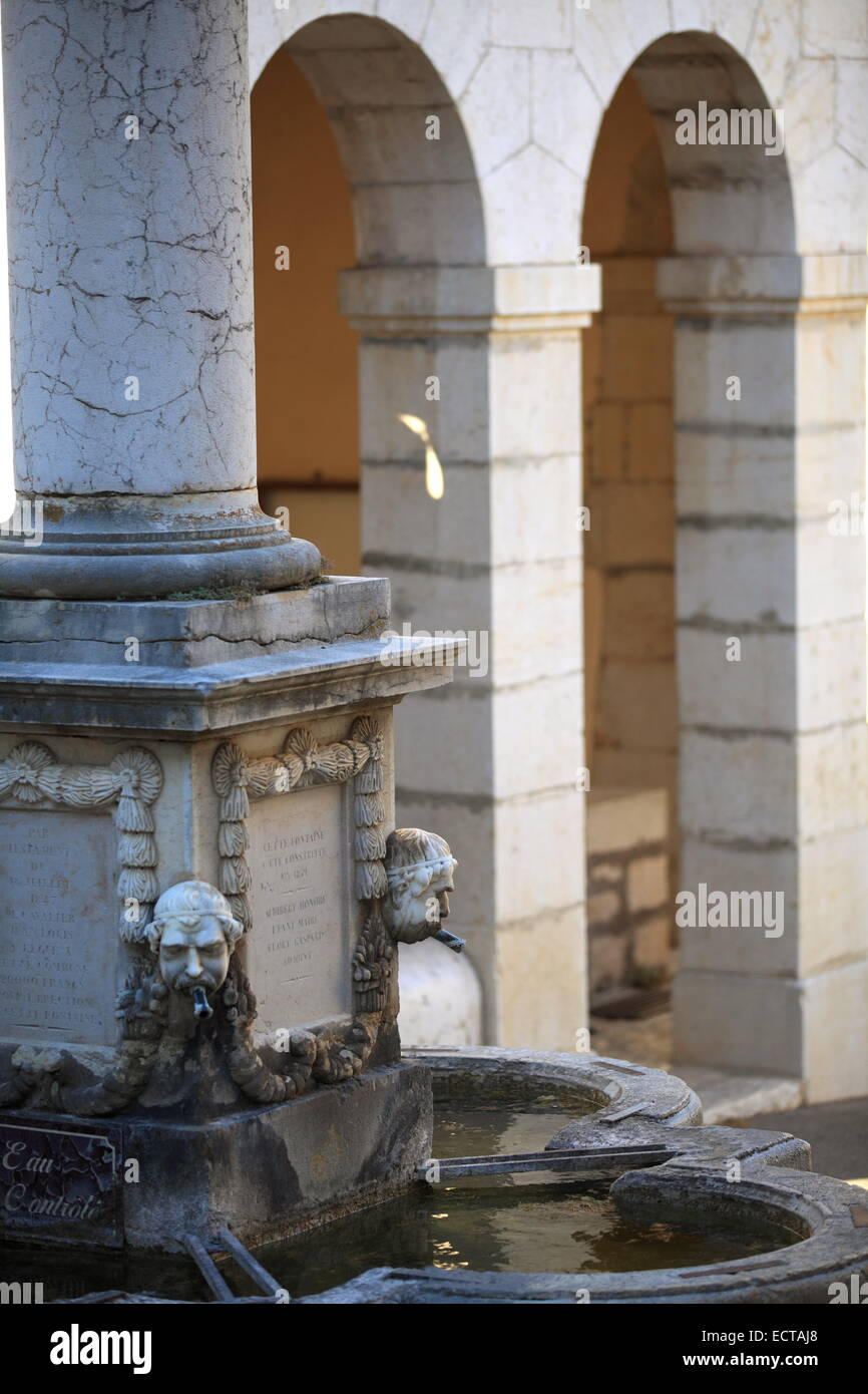 Il medievale pittoresco borgo arroccato di Gourdon sulla Riviera Francese. Foto Stock