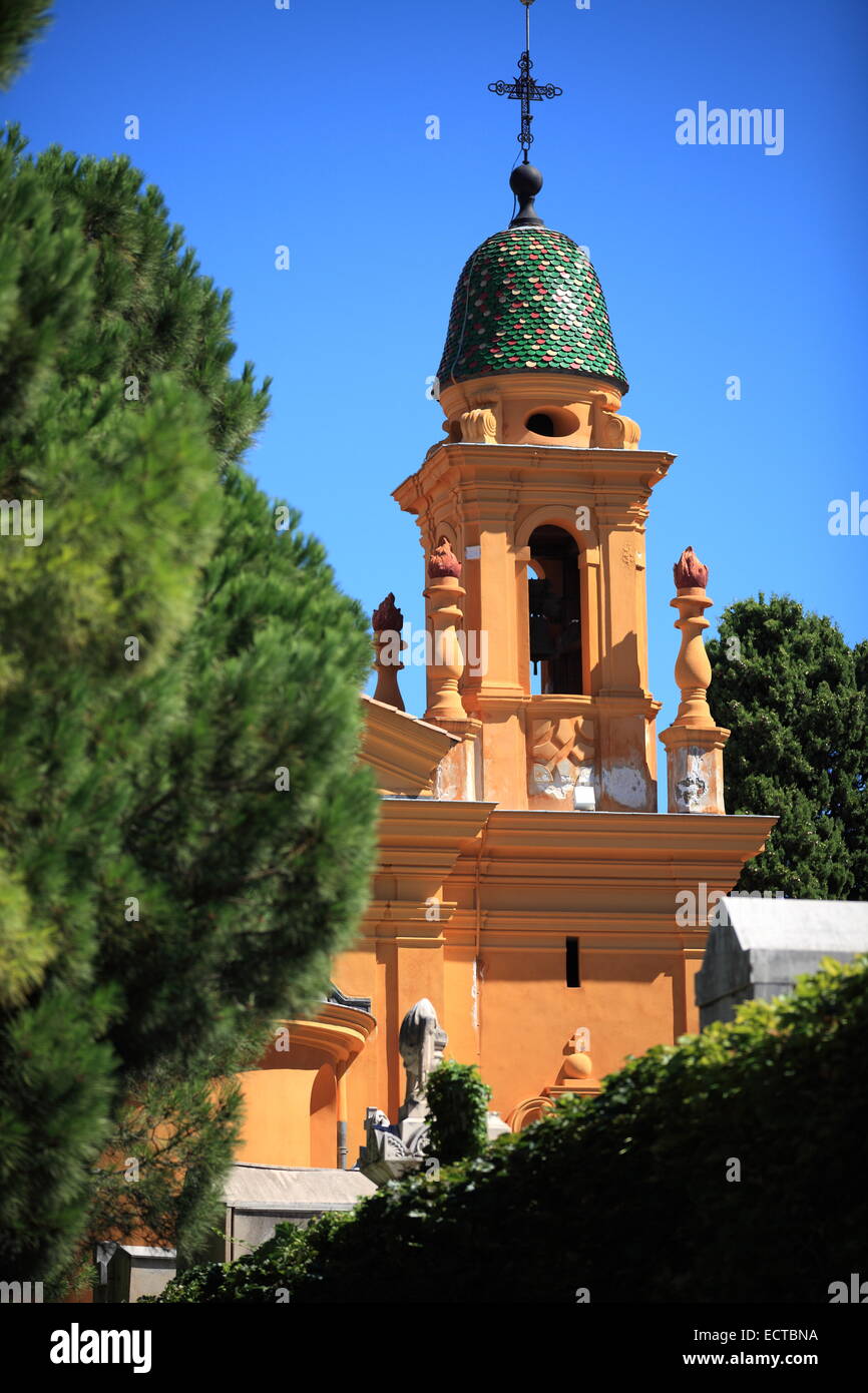 Il campanile della chiesa del cimitero di 'colline du chateau' nella città vecchia di Nizza. Foto Stock