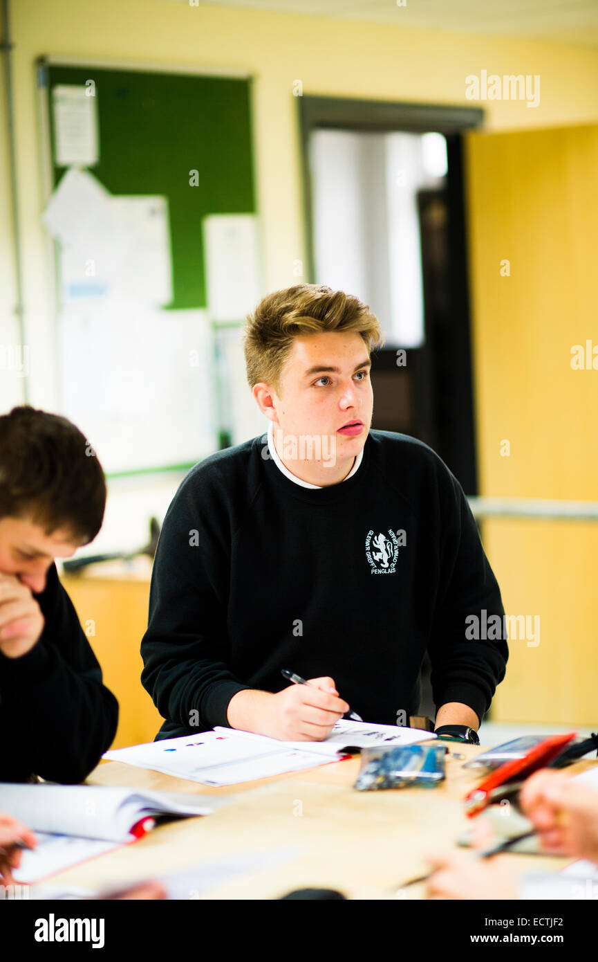La formazione nella scuola secondaria Wales UK: una sesta forma anno 12 13 ragazzo adolescente in una classe Foto Stock