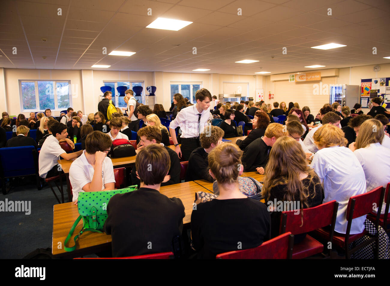 La formazione nella scuola secondaria Wales UK: un livello 6° modulo anno 13 studenti nel loro pieno affollata sala comune tra le classi Foto Stock