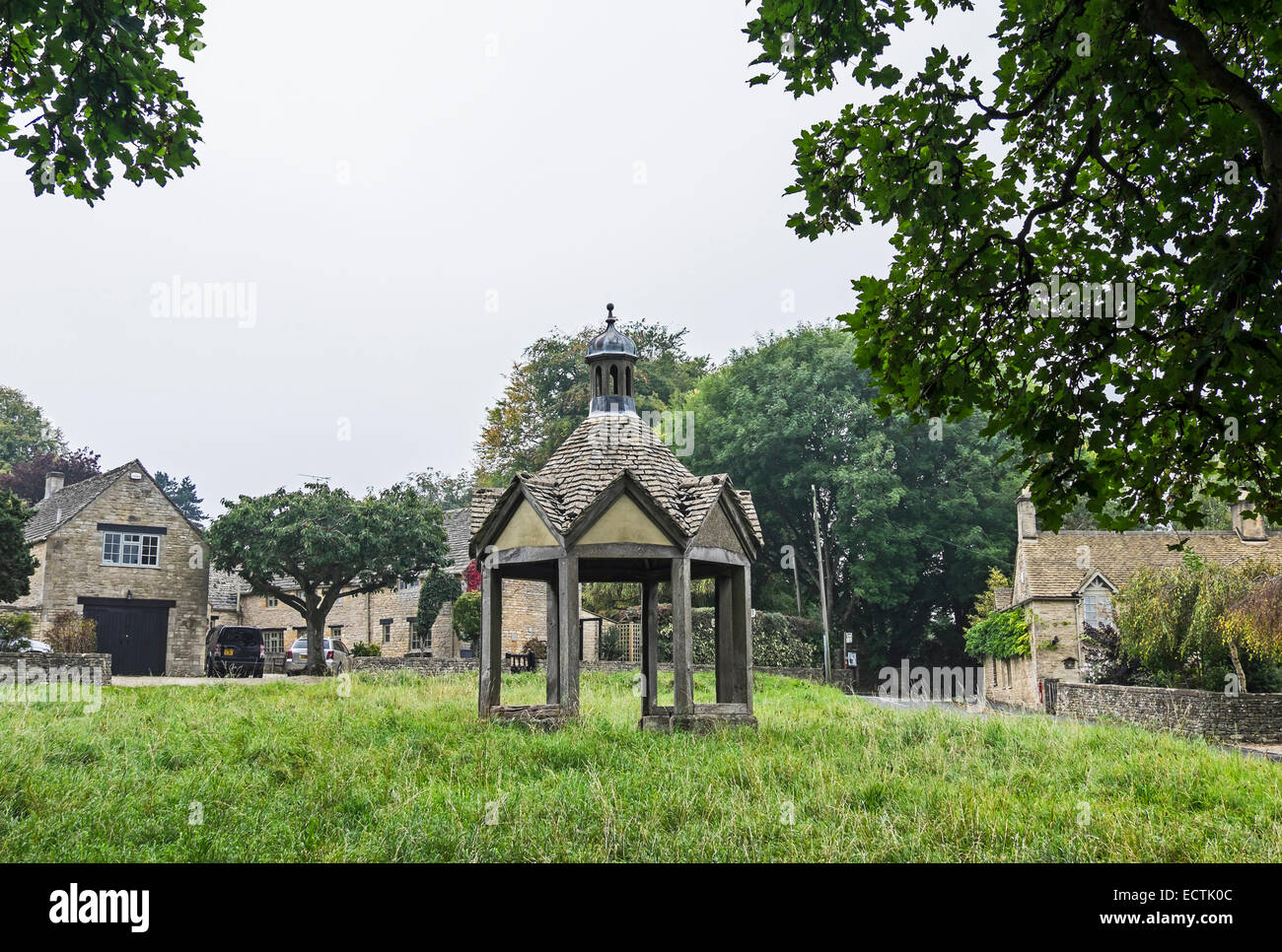 Monumento market cross Manor Farm Farmington Cotswolds Gloucestershire in Inghilterra Foto Stock