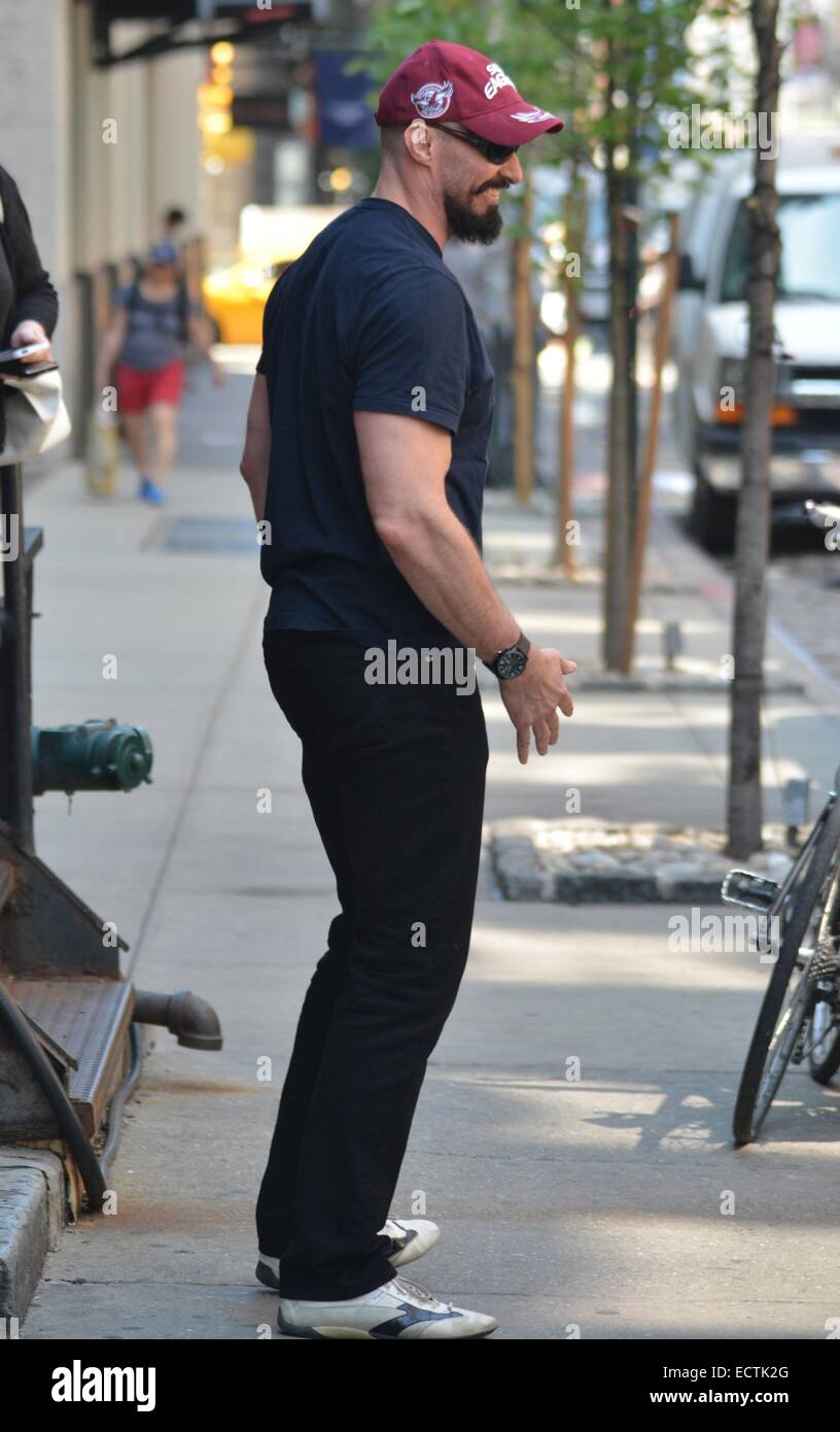 Hugh Jackman, mostrando il suo nuovo radere peli del viso per il suo prossimo ruolo nel "Pan", come egli si diparte un hotel nel centro cittadino di Manhattan offre: Hugh Jackman dove: Manhattan, New York, Stati Uniti quando: 16 Giu 2014 Foto Stock