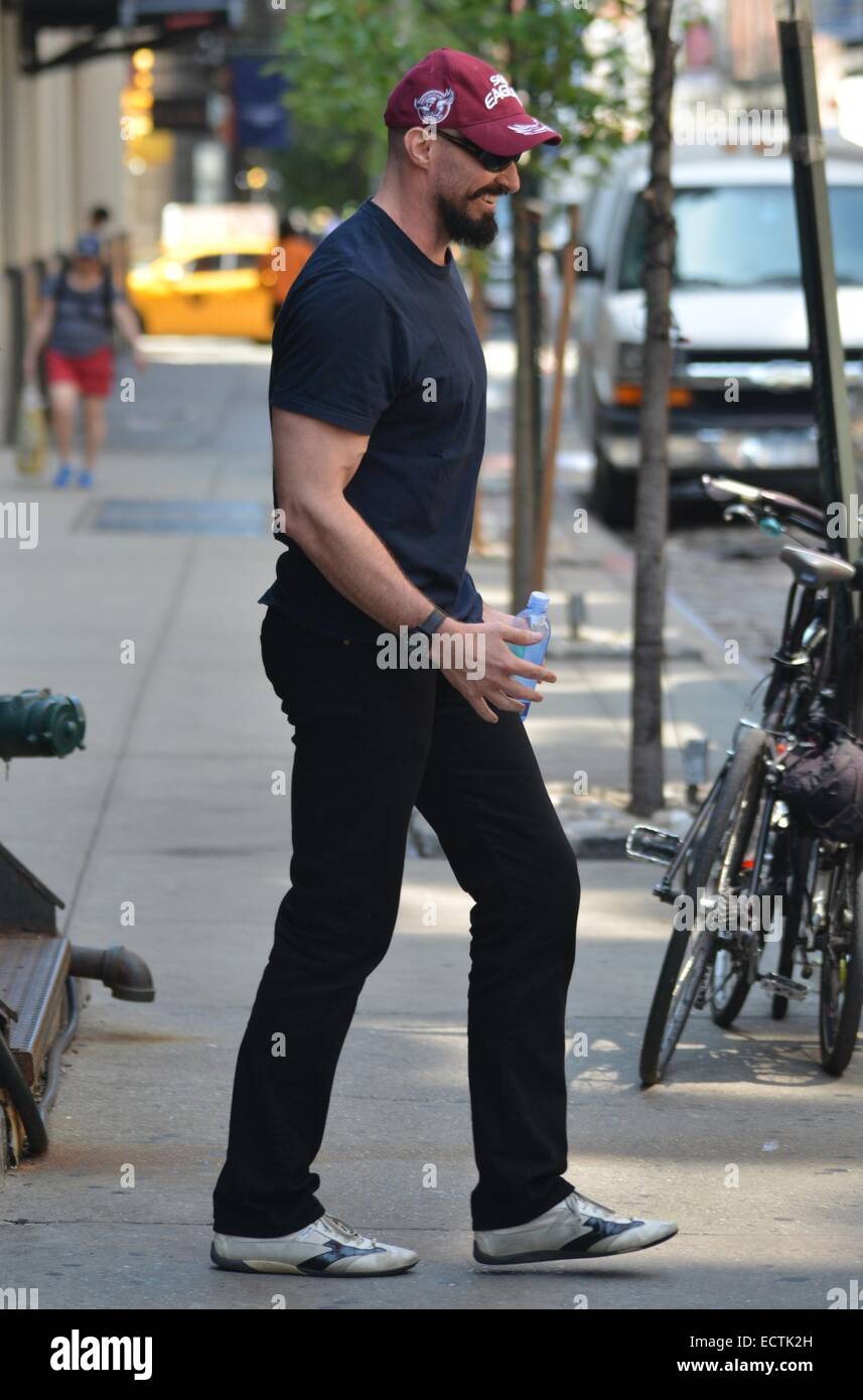 Hugh Jackman, mostrando il suo nuovo radere peli del viso per il suo prossimo ruolo nel "Pan", come egli si diparte un hotel nel centro cittadino di Manhattan offre: Hugh Jackman dove: Manhattan, New York, Stati Uniti quando: 16 Giu 2014 Foto Stock