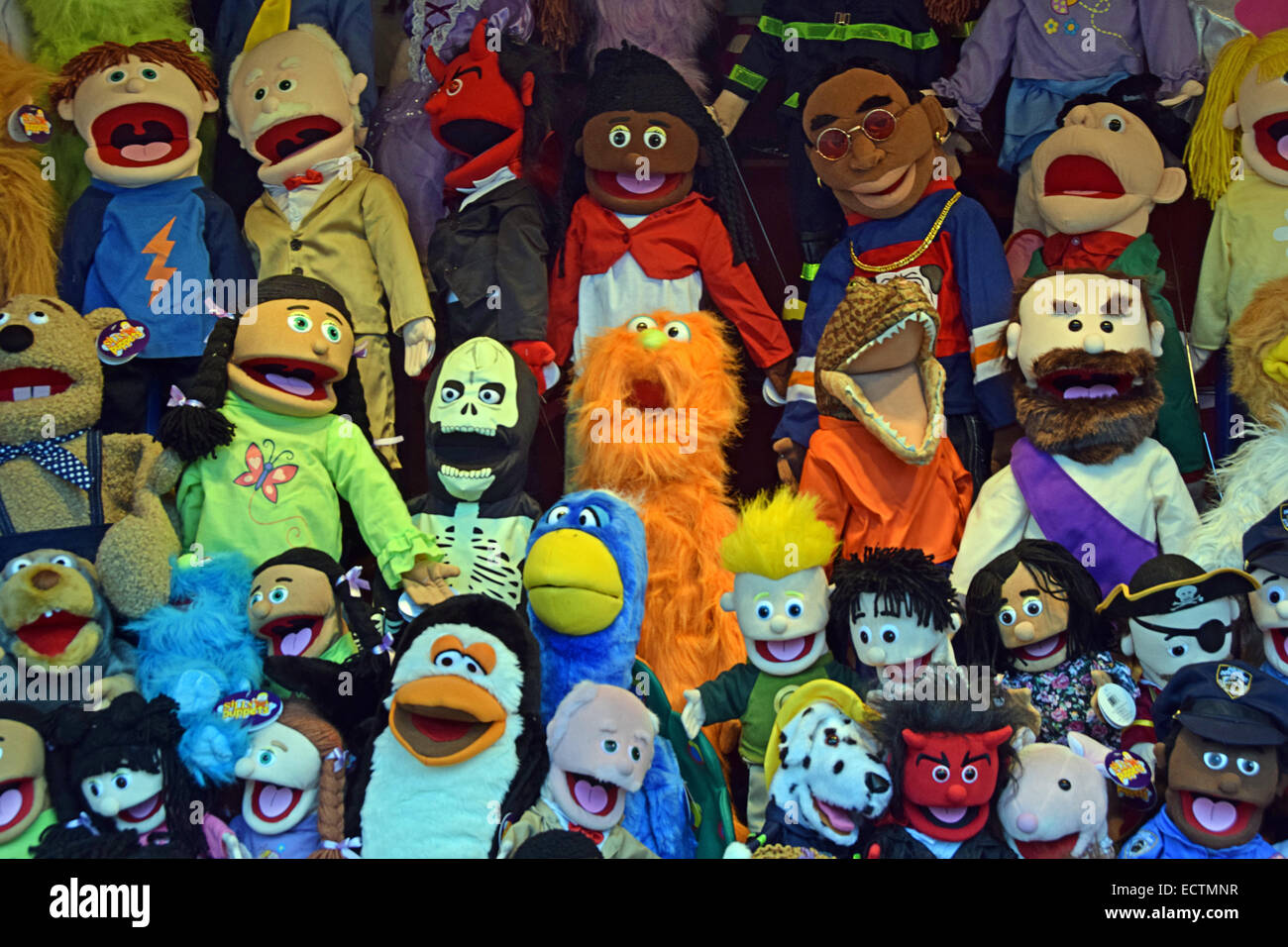 Una selezione di mano colorati pupazzi SILLY marionette per la vendita ad un pre-mercatino di Natale in Union Square Park a New York City Foto Stock