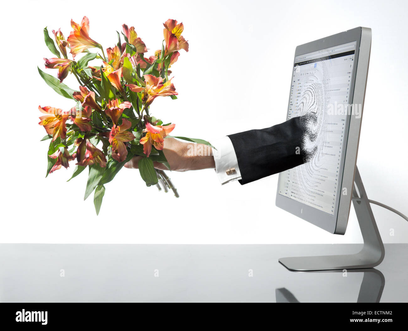 Un apologetiche o messaggio gratuito in un computer. Una rappresentazione metaforica che mostra un braccio con un mazzo di fiori che si estende dallo schermo. Foto Stock