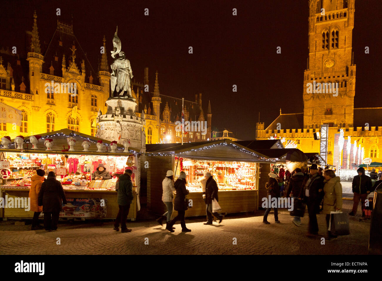 Bruges Mercatino di Natale di notte, Markt Square, il centro di Bruges, Belgio, Europa Foto Stock