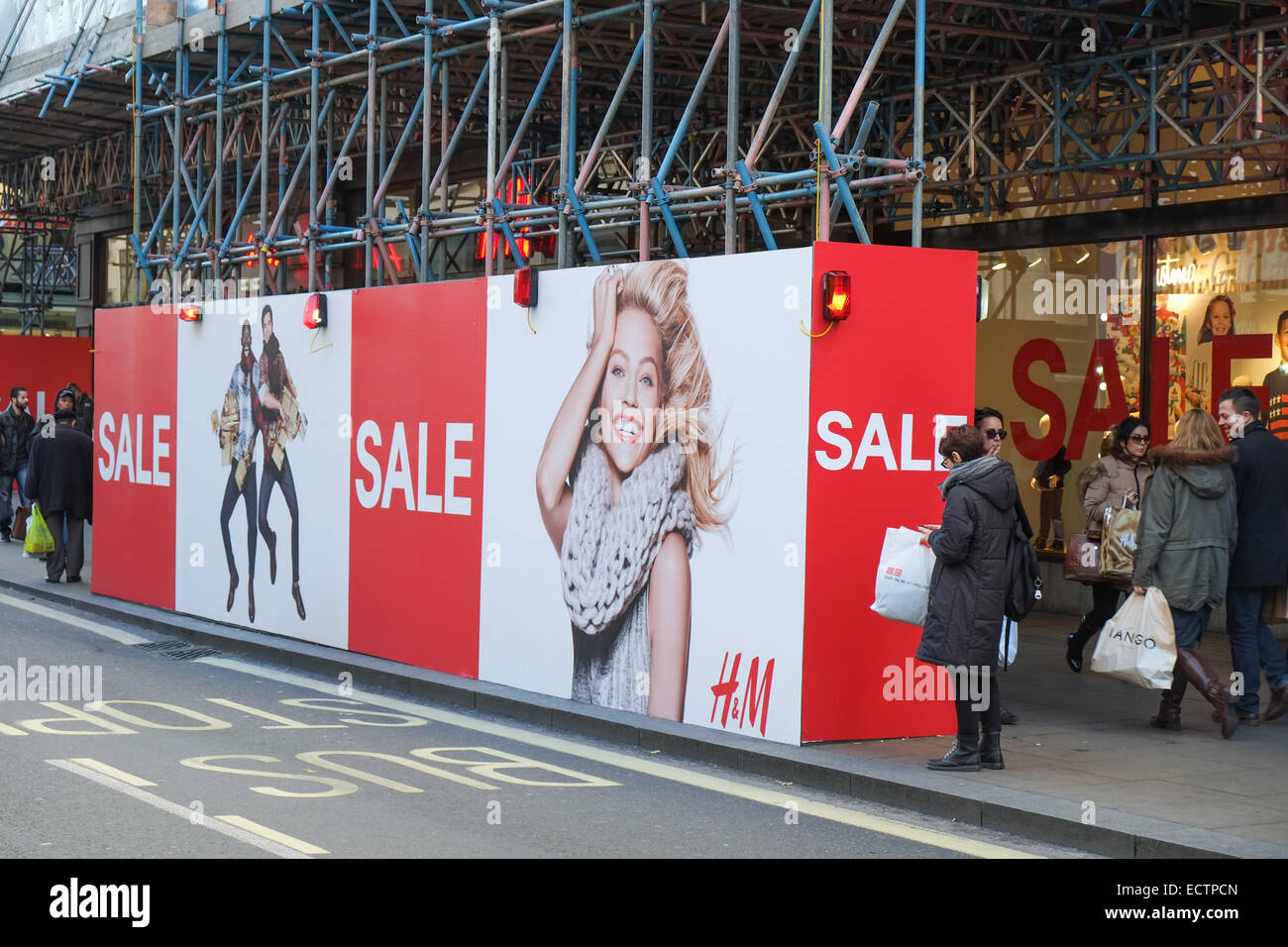 Oxford Street, Londra, Regno Unito. 19 dicembre 2014. La maggior parte del West End di Londra i negozi hanno iniziato le loro vendite. Credito: Matteo Chattle/Alamy Live News Foto Stock