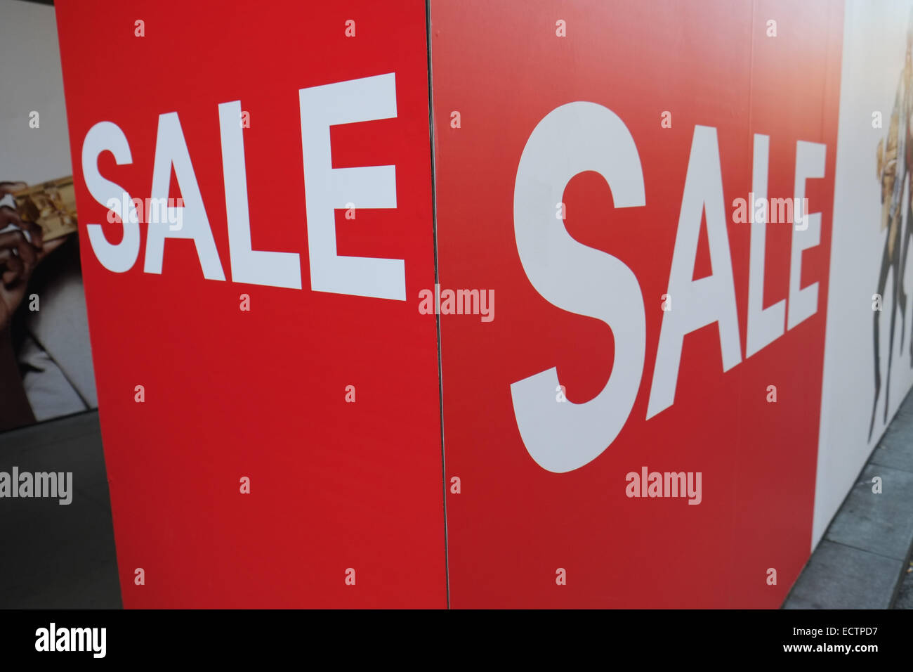 Oxford Street, Londra, Regno Unito. 19 dicembre 2014. La maggior parte del West End di Londra i negozi hanno iniziato le loro vendite. Credito: Matteo Chattle/Alamy Live News Foto Stock