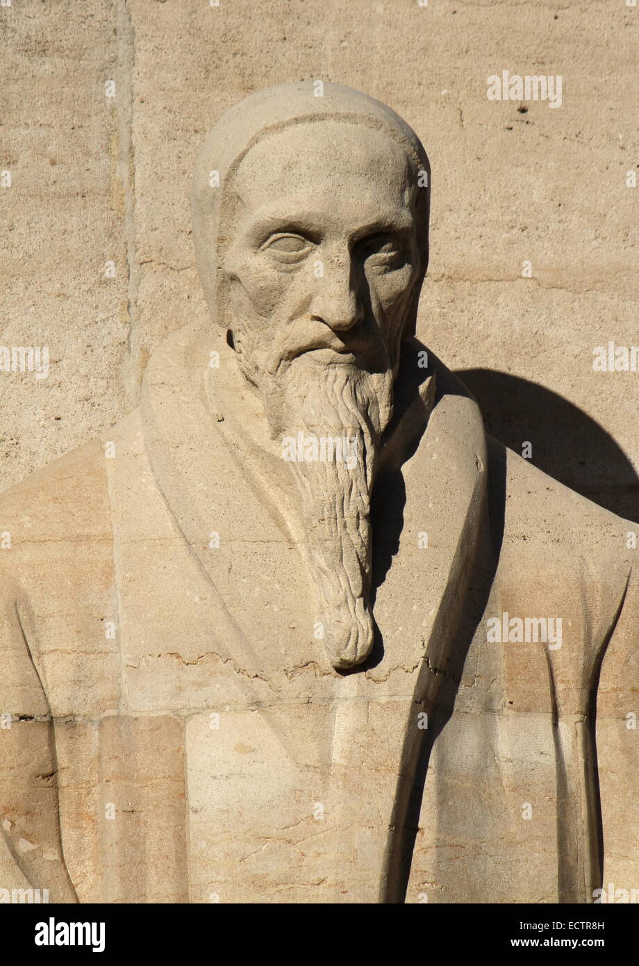 Close up di Jean Calvin statua sulla parete della riforma in Parc Des Bastions, Ginevra, Svizzera. Foto Stock