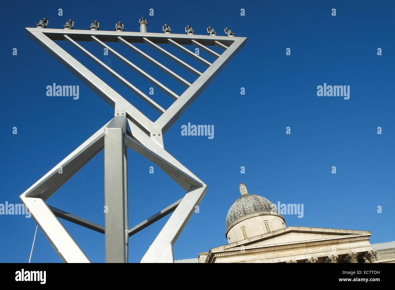 Trafalgar Square, Londra, Regno Unito. 19 dicembre 2014. La Hanukkah Menorah sorge in Trafalgar Square per la festa ebraica delle luci. Credito: Matteo Chattle/Alamy Live News Foto Stock