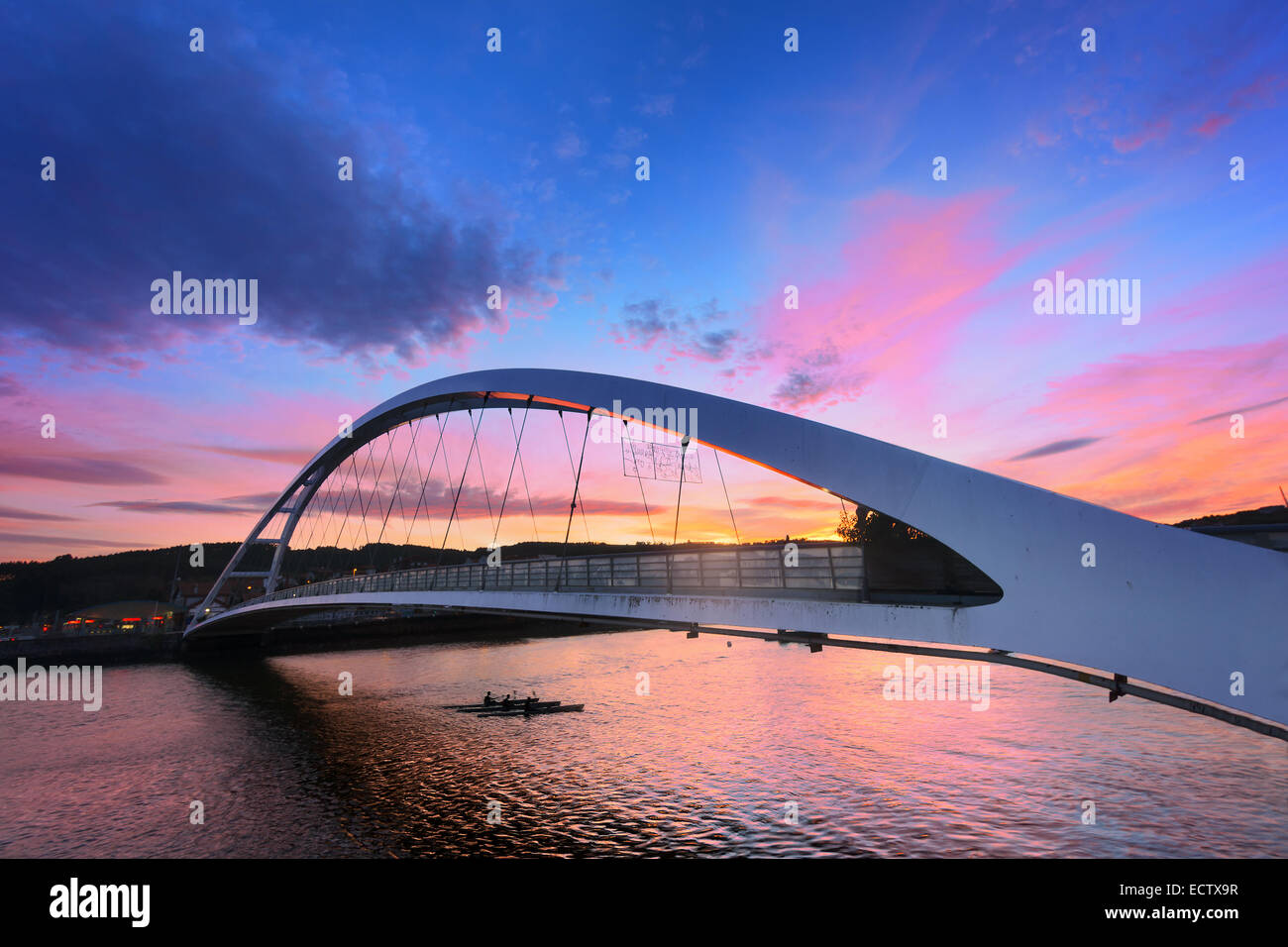 A Plentzia bridge al tramonto con vogatori crossing Foto Stock