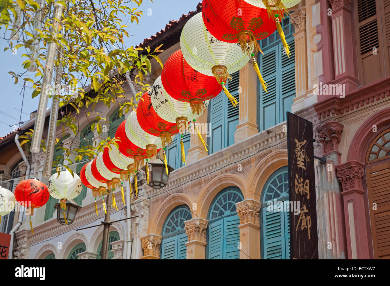 Colorati cinese lanterne di carta appeso nella strada dello shopping nel quartiere di Chinatown di Singapore Foto Stock