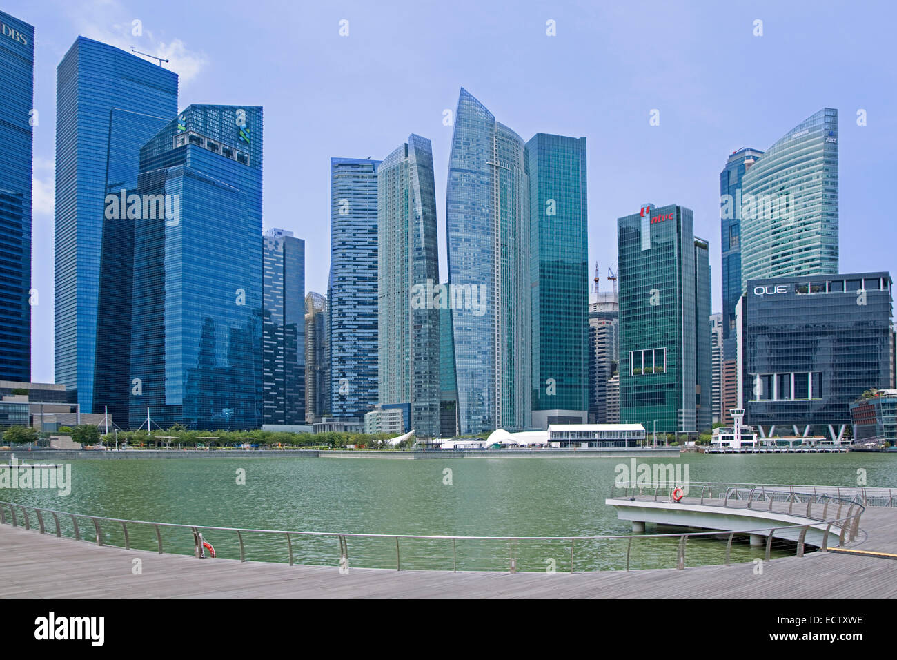 Alto ufficio blocchi e grattacieli in zona centrale / Quartiere Centrale degli Affari di Singapore visto da di Marina Bay Foto Stock