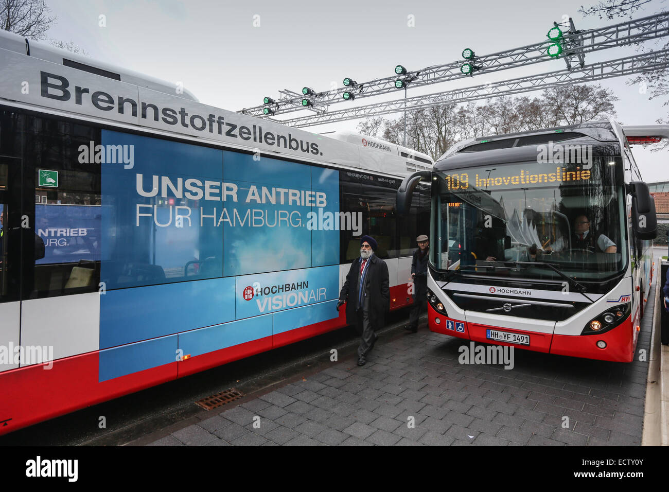 Amburgo, Germania. Xviii Dicembre, 2014. Gli autobus con diversi tipi di motore in stand by all'inizio della linea del bus 109 ad Amburgo, Germania, 18 dicembre 2014. Per la prima volta in Germania, una linea di bus è azionato esclusivamente utilizzando gli autobus con innovativi tipi di motore. In tal modo i diversi modelli e tipi possono essere testato, confrontati e valutati. La città di Amburgo ha lo scopo di acquisire solo di emissione-bus gratis dal 2020 in poi. Foto: Ulrich Perrey/dpa/Alamy Live News Foto Stock