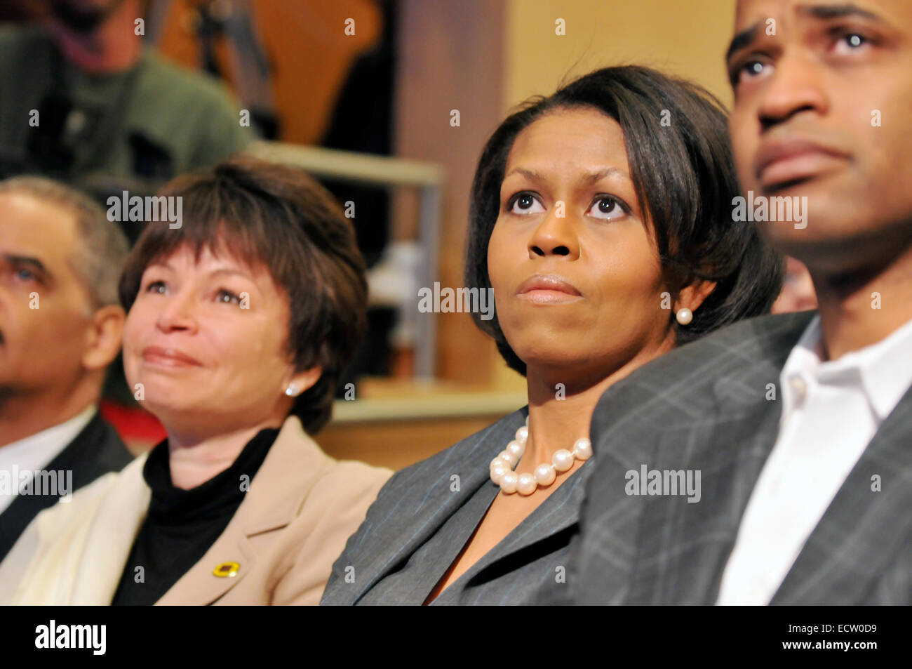 Michelle Obama ascolta Barack Obama offre un discorso sulla razza e politica in Philadelphia, marzo 2008. Foto Stock