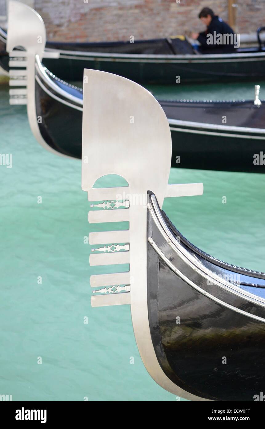 Dettaglio Gondola on una Venezia canal Foto Stock