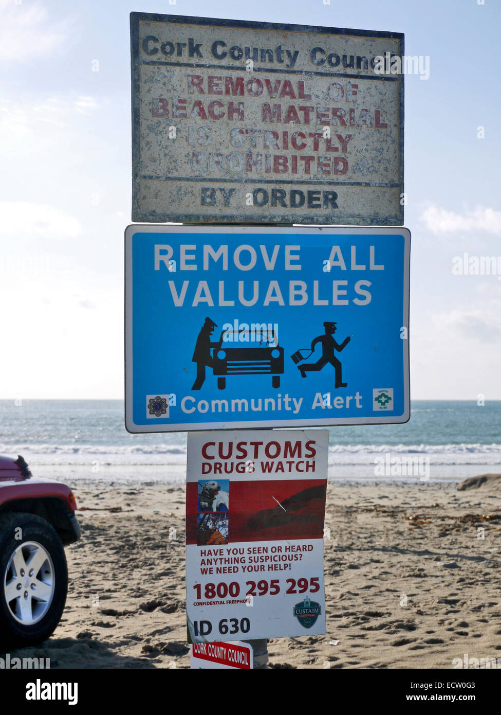 Cartelli di avvertimento su una spiaggia vicino alla testa di cucina, nella contea di Cork, Irlanda Foto Stock