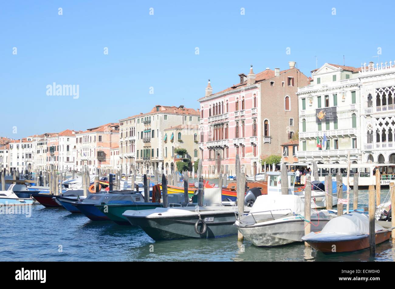 Speedboats parcheggiato su un colorful, tranquilla canal Venezia Foto Stock