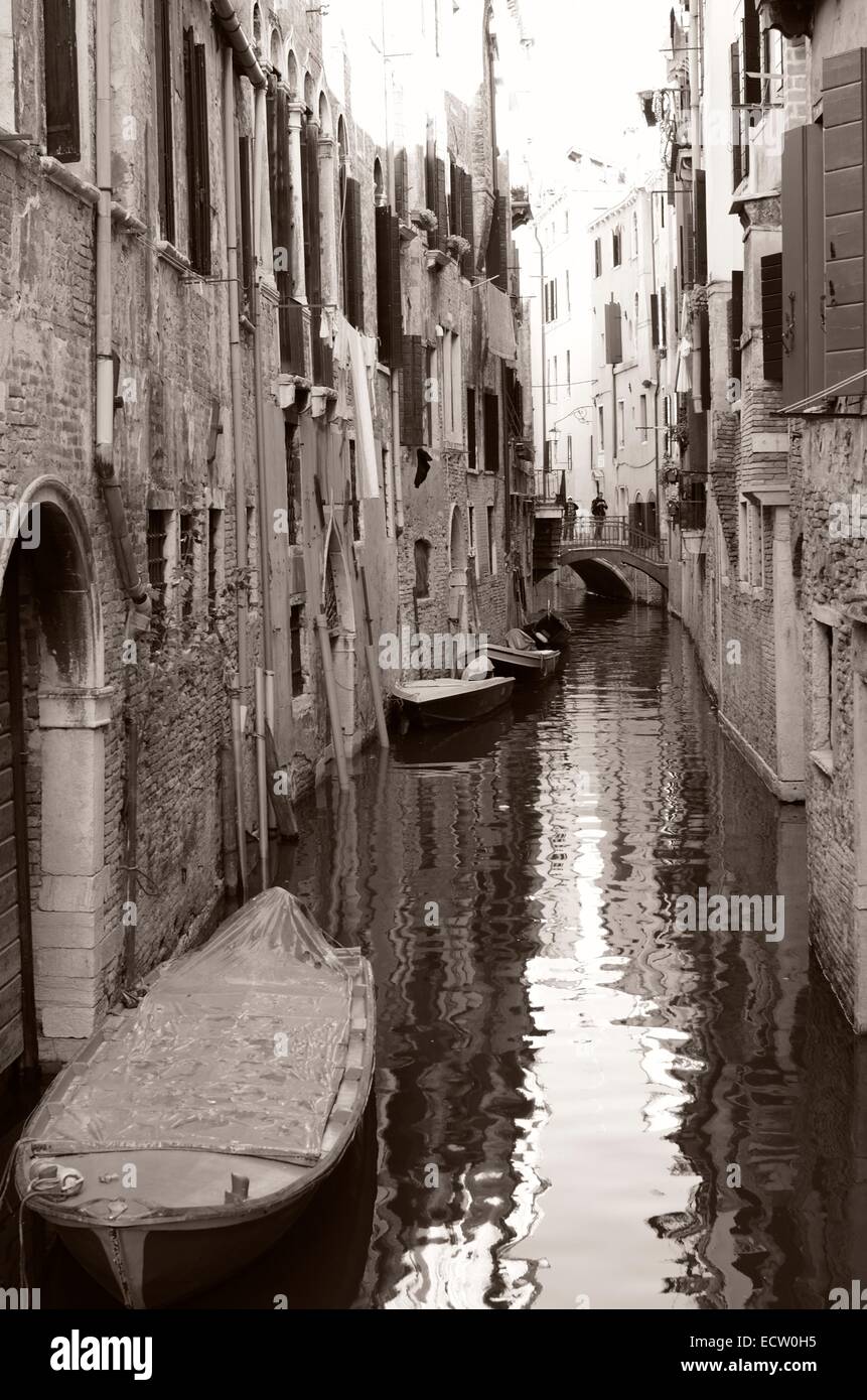 Boats parcheggiato su una tranquilla canal Venezia Foto Stock