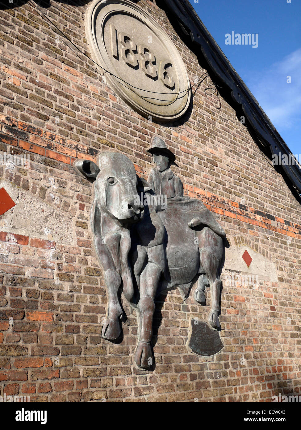 "Il toro e Drover', una scultura da Kevin Holland, su Madden edifici, Cork, Irlanda. Foto Stock