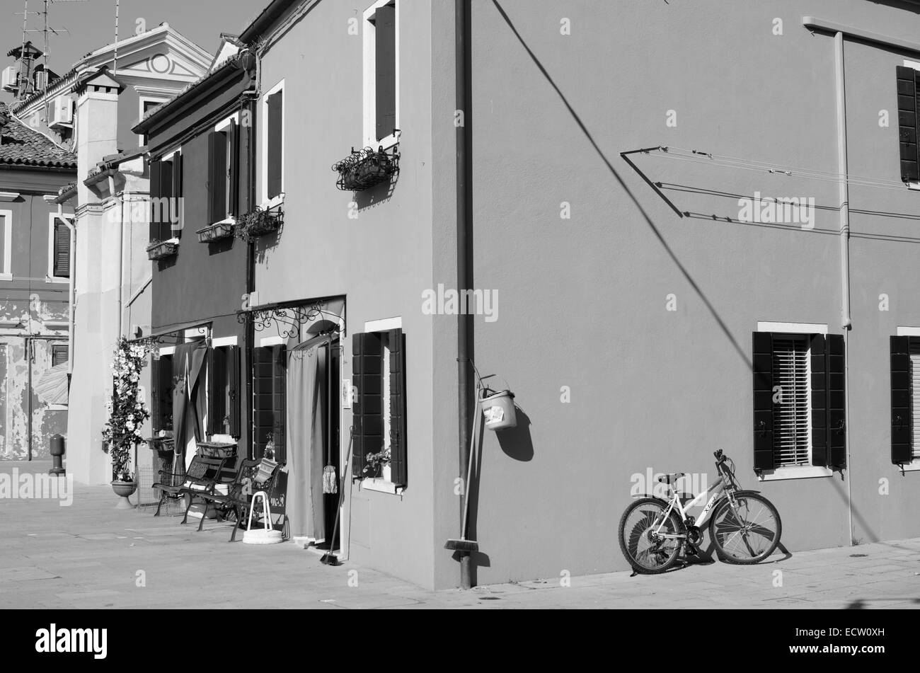 Strada tranquilla a Murano Venezia con la bici e la scena grigio Foto Stock