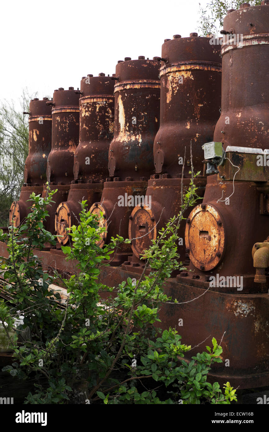 Rifiuti industriali pompe acqua sedersi sulla riva del fiume Rio Grande in Willacy County, Texas. Foto Stock