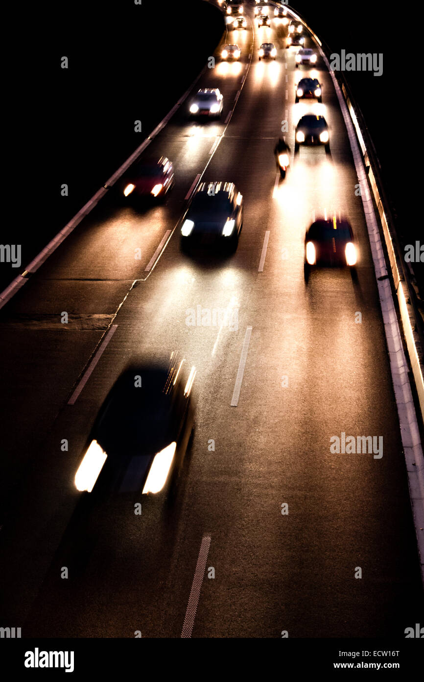Luce di auto su una superstrada di notte Foto Stock