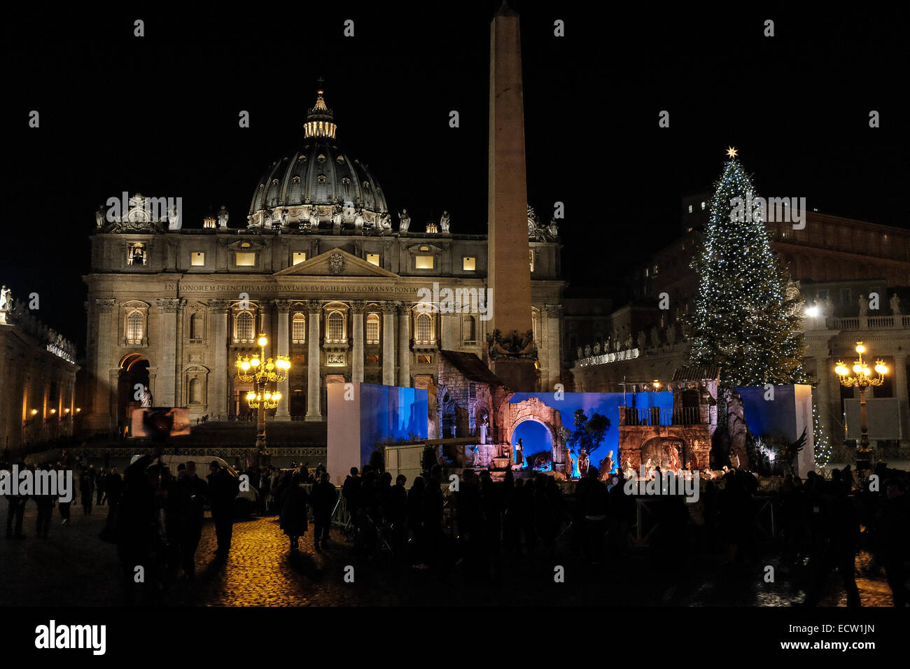 Città del Vaticano. Xix Dec, 2014. Cerimonia di illuminazione dell albero di Natale e il Presepe in Piazza San Pietro - 19 dicembre 2014 Credit: Davvero Facile Star/Alamy Live News Foto Stock