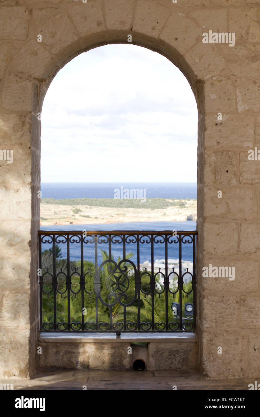 Attraverso il passaggio a volta che guarda all'oceano di Malta Foto Stock