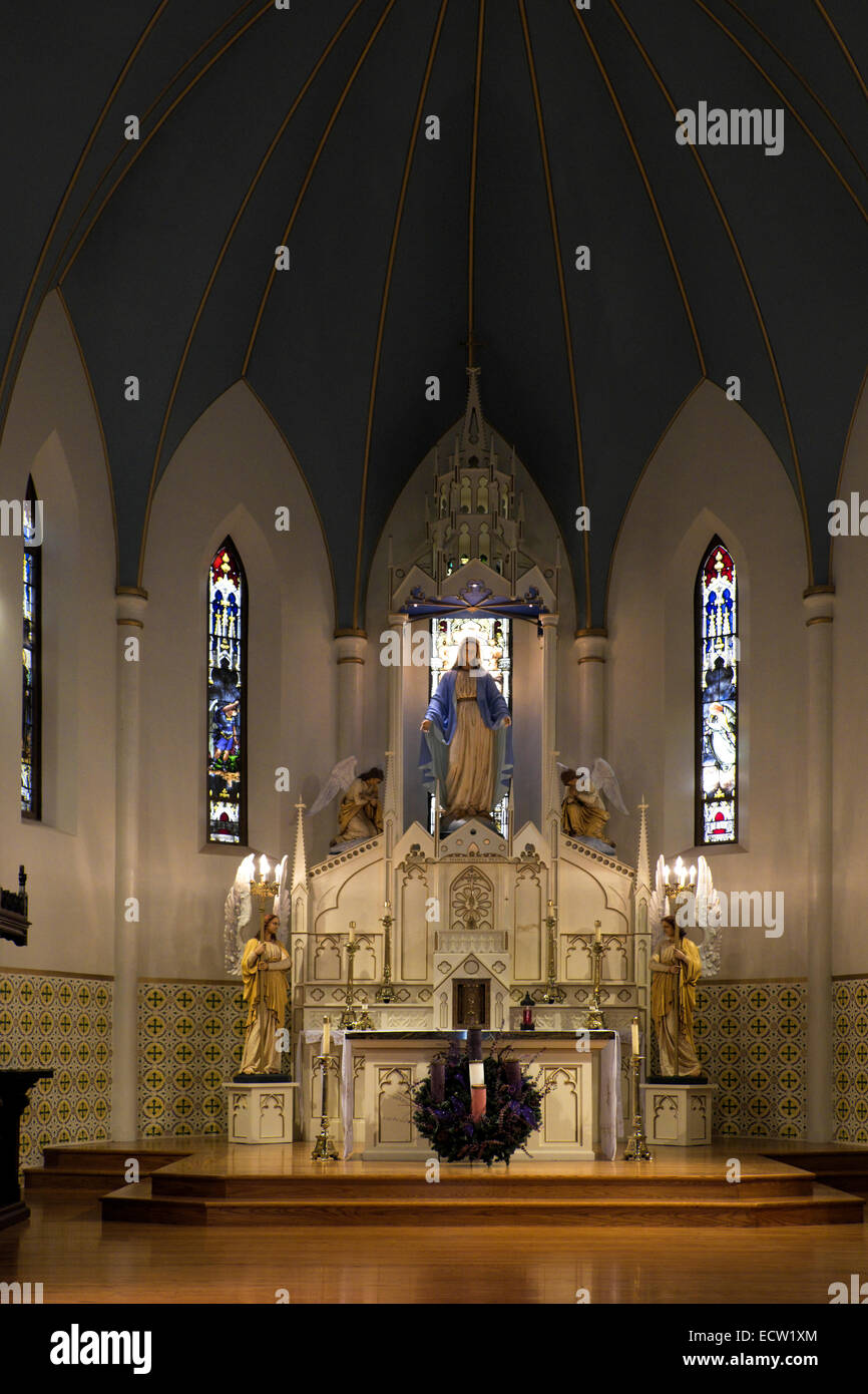 Interno della cattedrale dell Immacolata Concezione che mostra la modifica principale e le finestre di vetro macchiate con decorazioni di Natale. Foto Stock