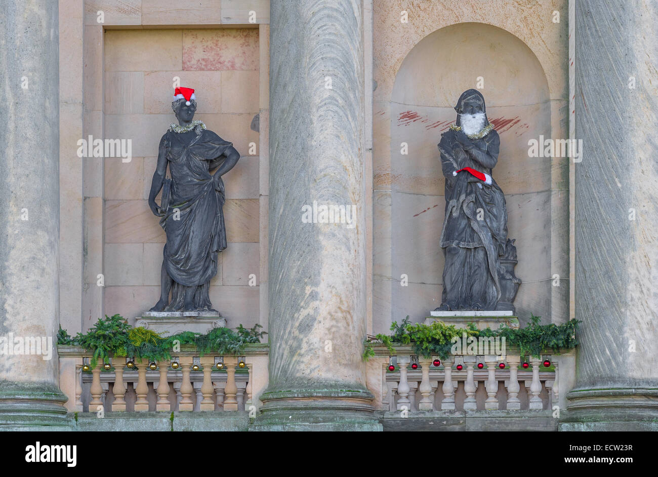 Statua di piombo da John Cheere di una musa in nicchie di pietra e indossando Santa Claus hat e tinsel Foto Stock