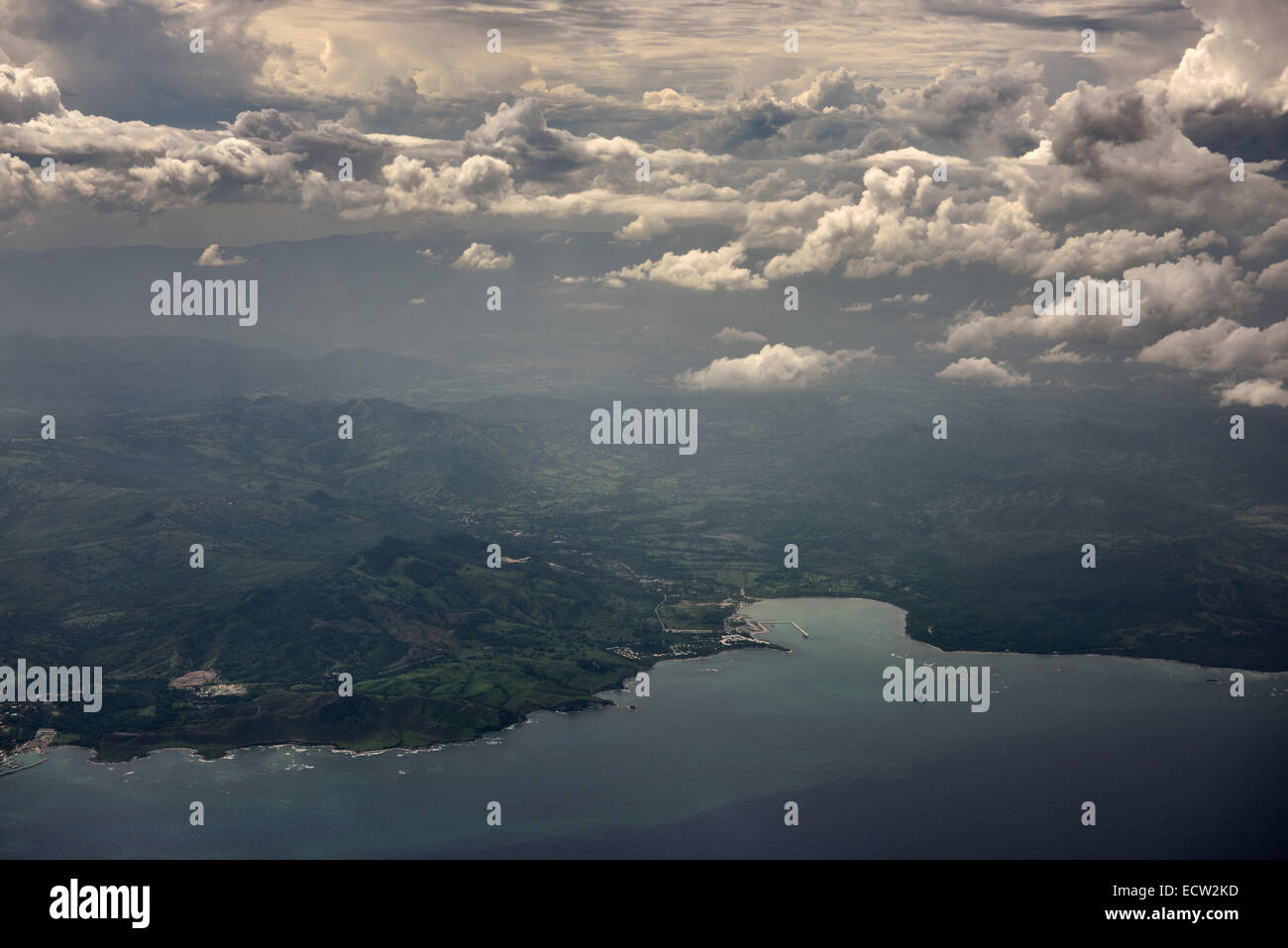 Vista aerea di Maimon Bay per il terminal delle Navi da Crociera Repubblica Dominicana con la cordigliera centrale delle montagne sull'Oceano Atlantico Foto Stock