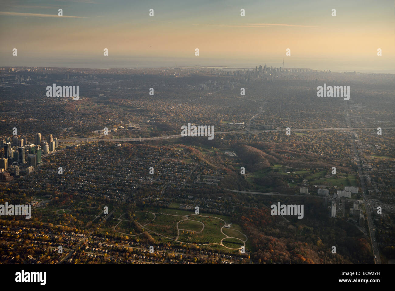 Vista aerea di Earl balle Park Nord dell autostrada 401 tra Yonge e Bathurst Streets con Downtown Toronto skyline della città in Canada Foto Stock