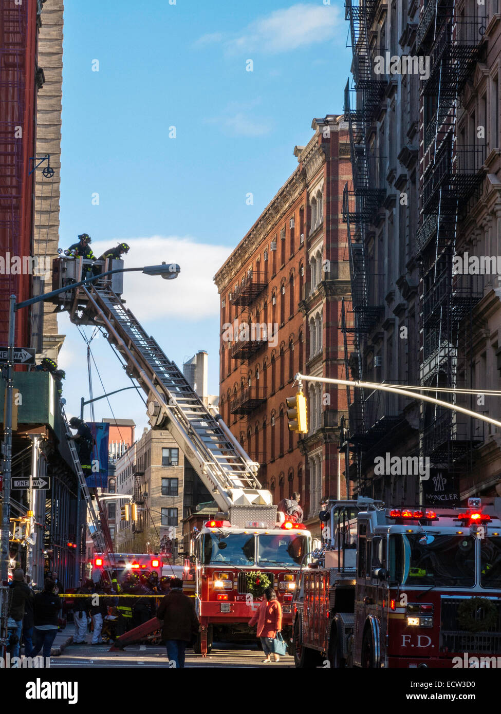 Firetrucks rispondere ad una chiamata di emergenza, NYC Foto Stock