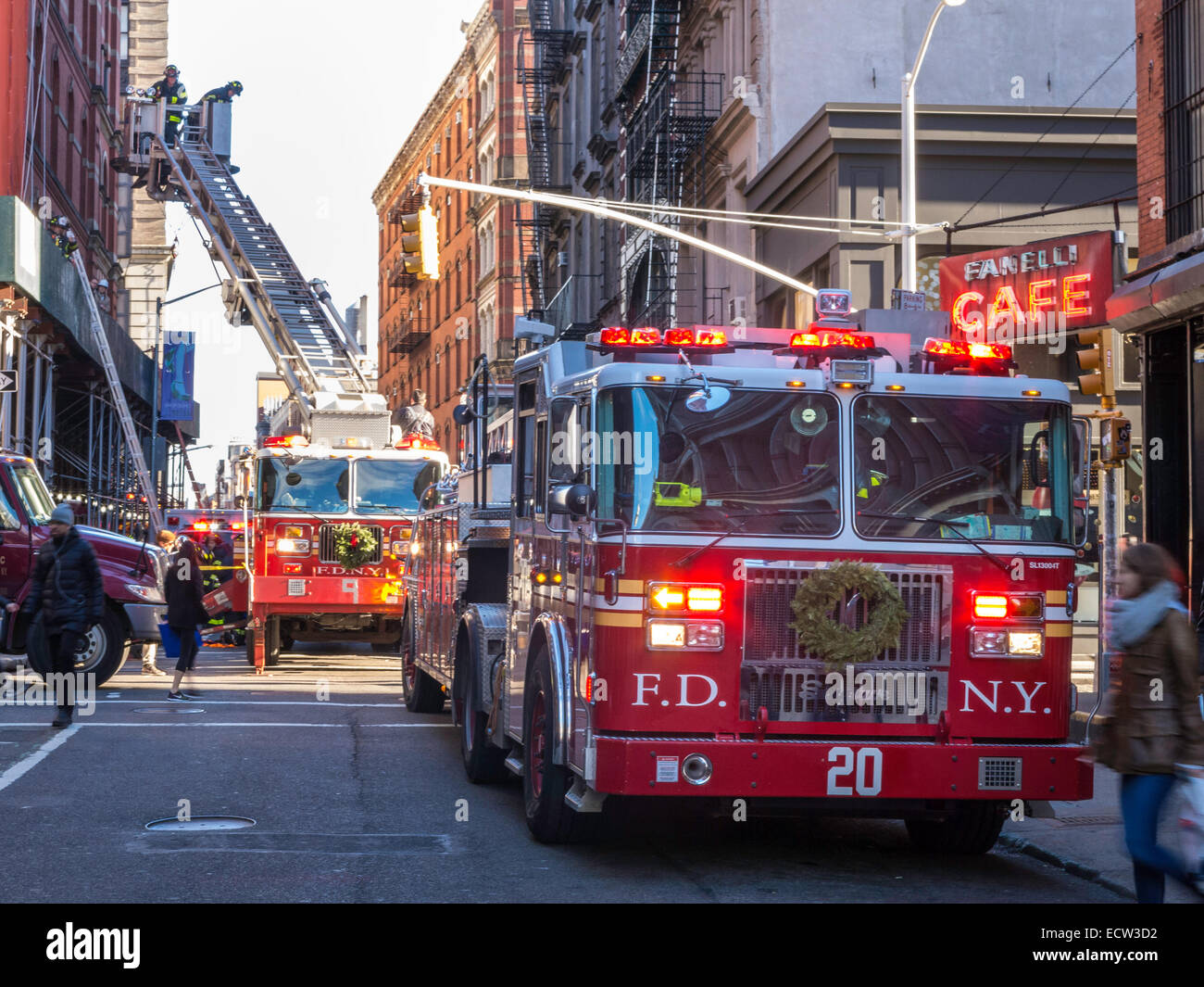 Firetrucks rispondere ad una chiamata di emergenza, NYC Foto Stock