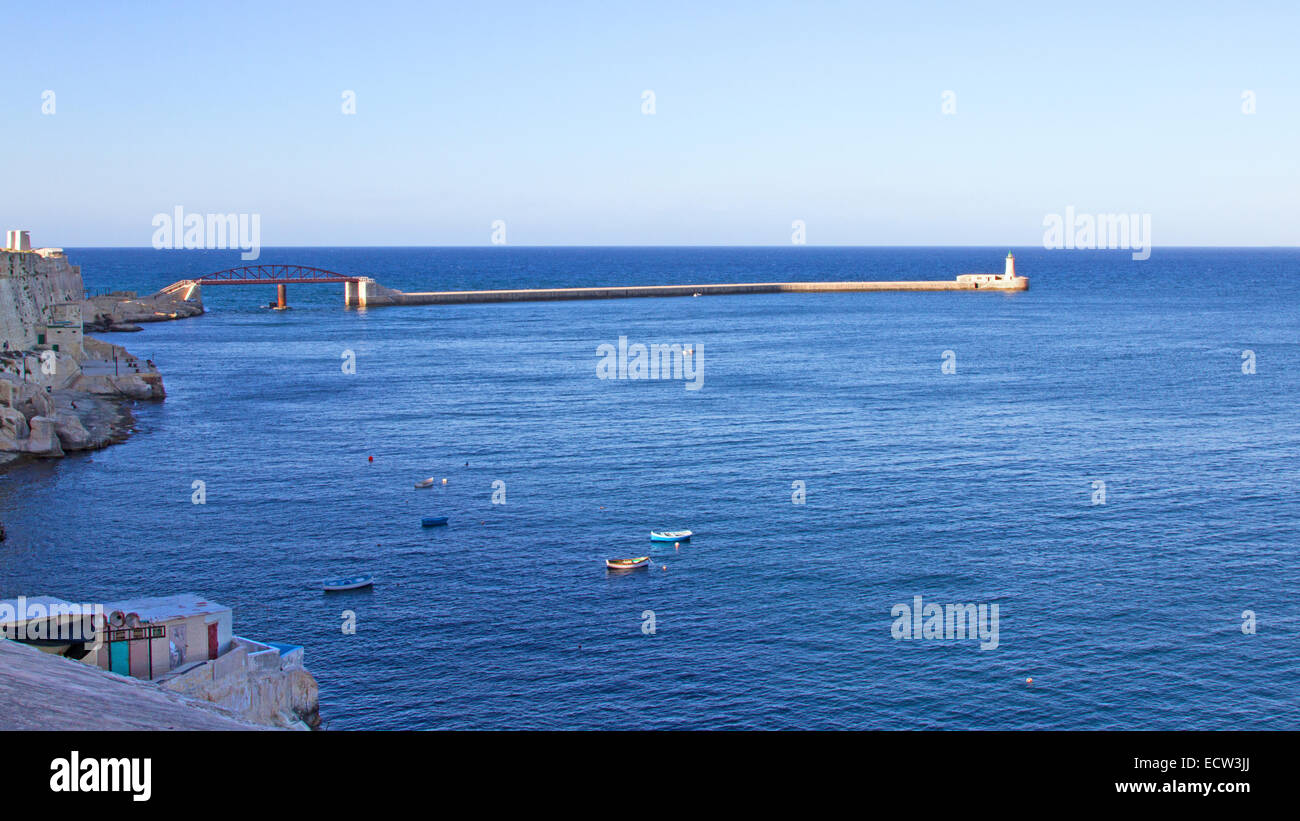 La bocca del Grand Harbour di Malta Valletta mostra St Elmo faro Foto Stock