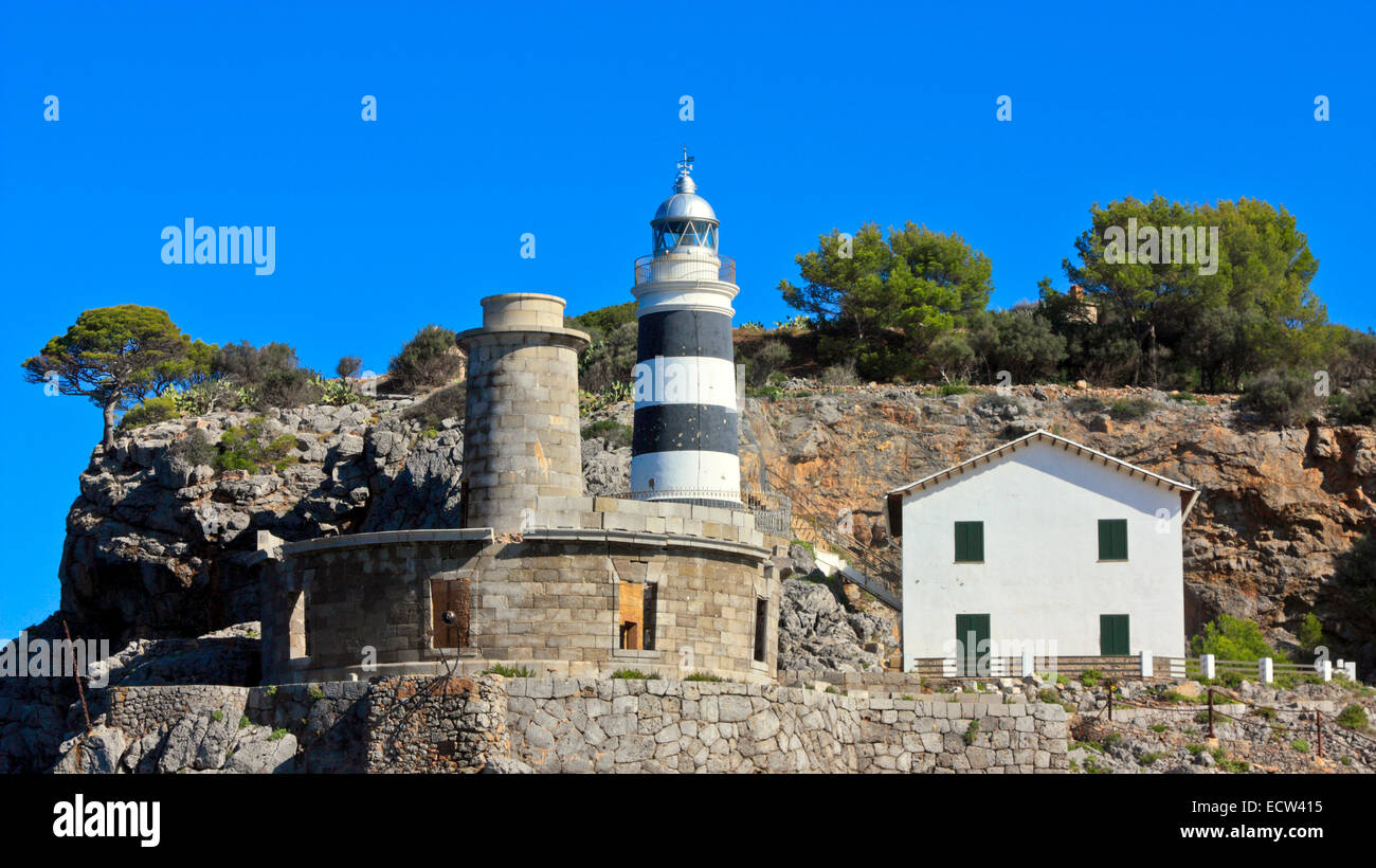 Faro sulla scogliera sopra il porto di Soller Maiorca Isole Baleari Foto Stock