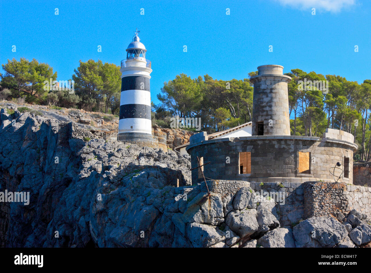 Faro sulla scogliera sopra il porto di Soller Maiorca Isole Baleari Foto Stock