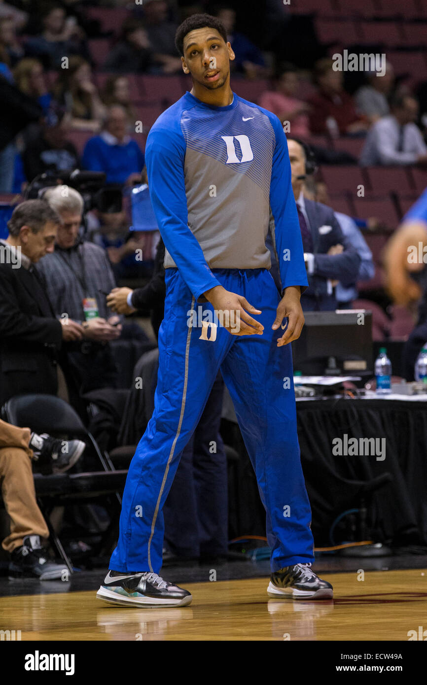 Dicembre 18, 2014: il duca diavoli blu center Jahlil Okafor (15) si riscalda durante il NCAA pallacanestro tra Connecticut Huskies e il duca diavoli blu all'Izod Center di East Rutherford, New Jersey. Il duca diavoli blu ha vinto 66-56. Foto Stock