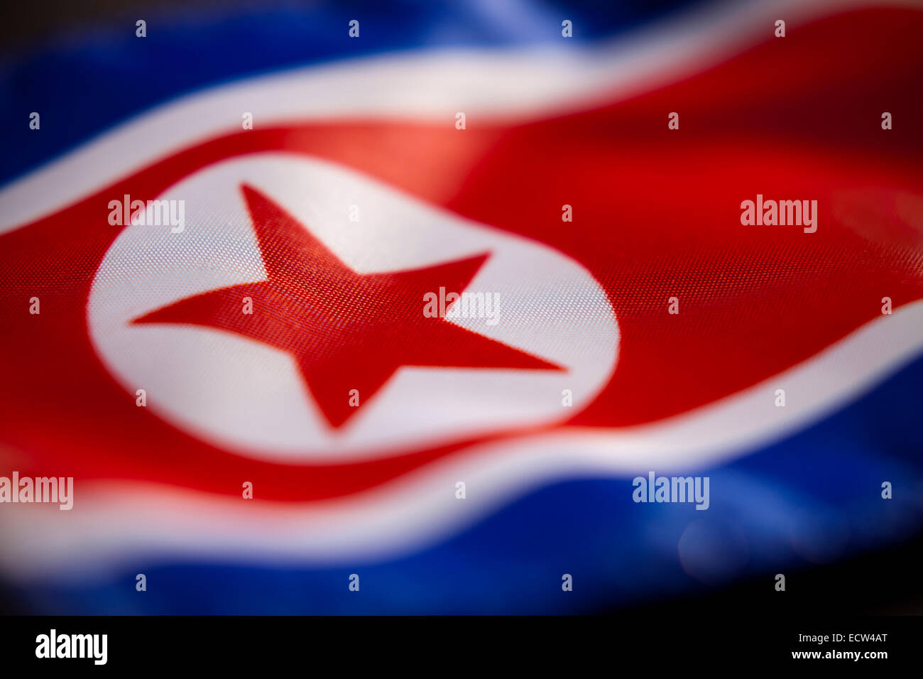 Abstract vista macro del Nord bandiera coreana con profondità di campo ridotta. Foto Stock