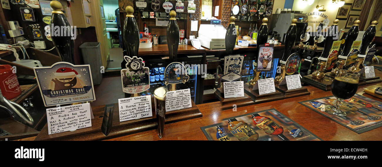 Un bar di CAMRA reale ale, Craven Arms, Birmingham - ampio shot, tutte le birre con descrizioni e note di degustazione Foto Stock