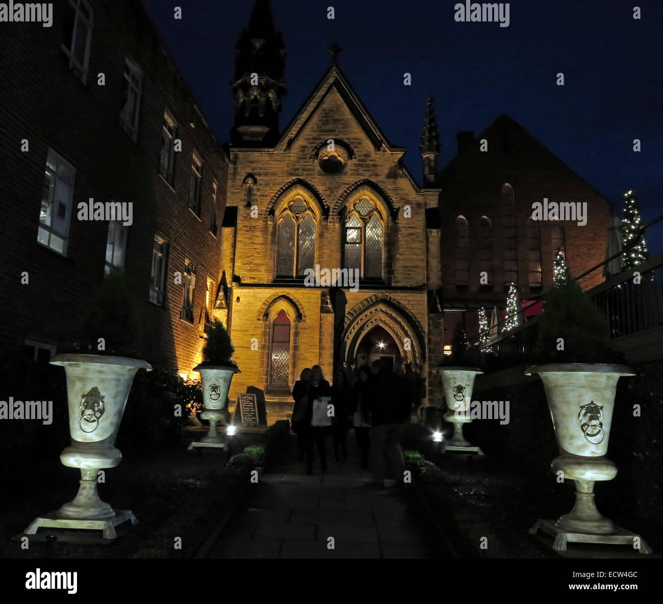 Il Church Bar & Restaurant Chester, al crepuscolo, Inghilterra, è stato una chiesa, ora un pub, CH1 1DE Foto Stock