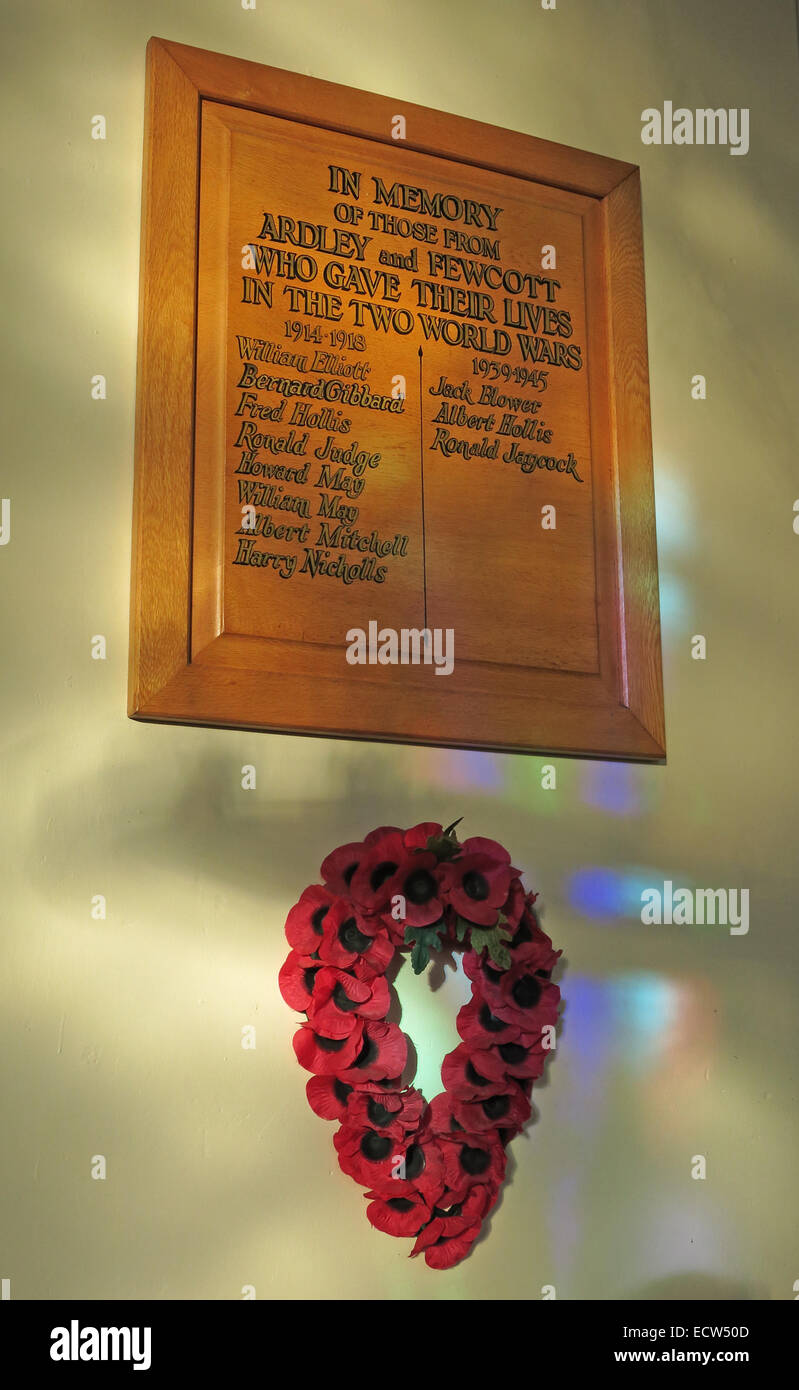 In memoria dei caduti di placca, St Marys Ardley, Oxfordshire, Inghilterra, Regno Unito. Con il ricordo di papavero Foto Stock