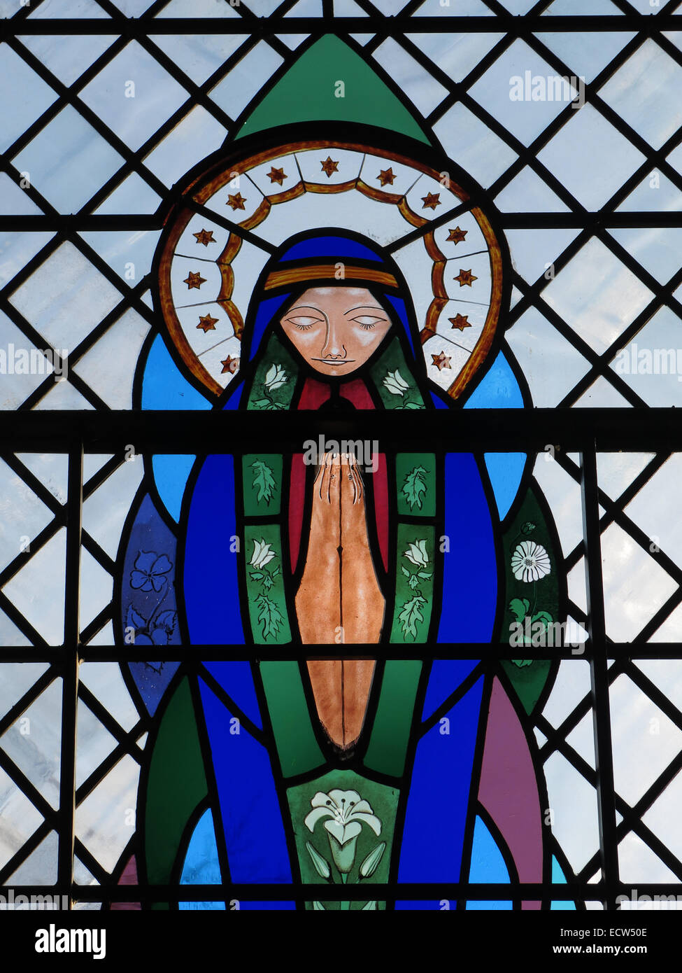 Millennium Stained Glass Window, St Marys Church Ardley, con la parrocchia civile di Fewcott, Oxfordshire, Inghilterra, Regno Unito Foto Stock