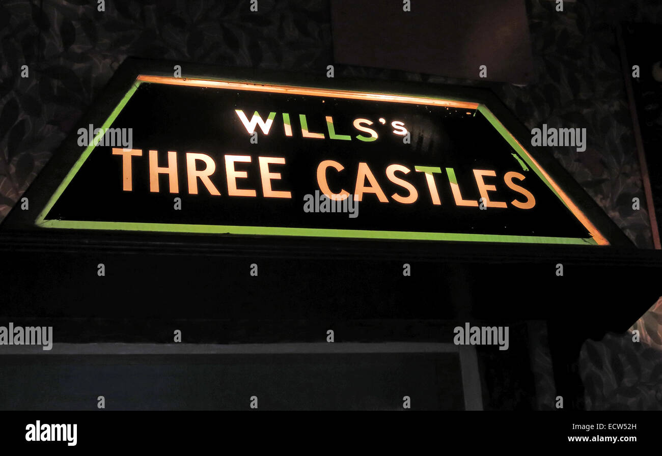 Wills sigaretta firma Three Castles from the Albion Inn , Park St, Chester, England, UK, CH1 1RQ Foto Stock