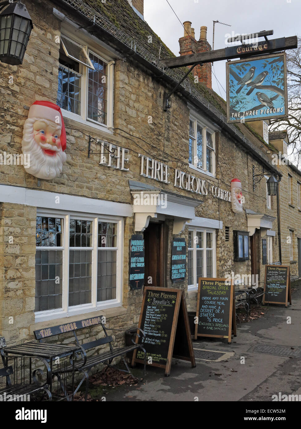 Tre Piccioni Pub, Woodgreen, Witney, West Oxfordshire, England, Regno Unito Foto Stock