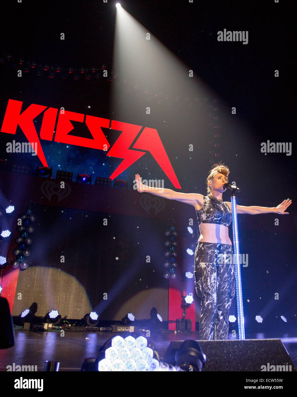 Chicago, Illinois, Stati Uniti d'America. Xvii Dec, 2014. Il cantante KIESZA esegue sul palco durante 103,5 Kiss FM il jingle Ball 2014 a Allstate Arena di Chicago, Illinois © Daniel DeSlover/ZUMA filo/Alamy Live News Foto Stock